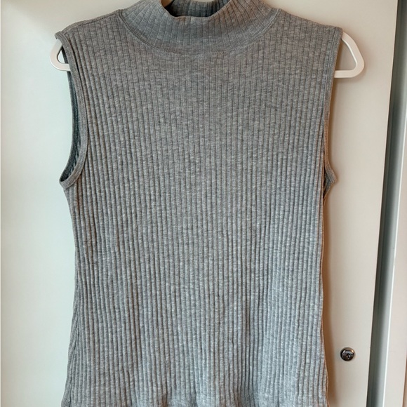 Chances R Gray Ribbed Sleeveless Turtleneck Top - Picture 2 of 4
